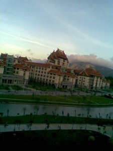 这里是嘉庚 厦大漳州校区 http://www.80-go.com/wp-content/uploads/2011/04/151-225x300.jpg
