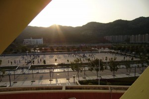 这里是嘉庚 厦大漳州校区 http://www.80-go.com/wp-content/uploads/2011/04/221-300x199.jpg